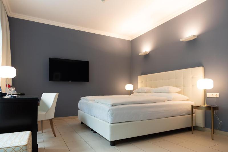 Suite with Garden View image 4