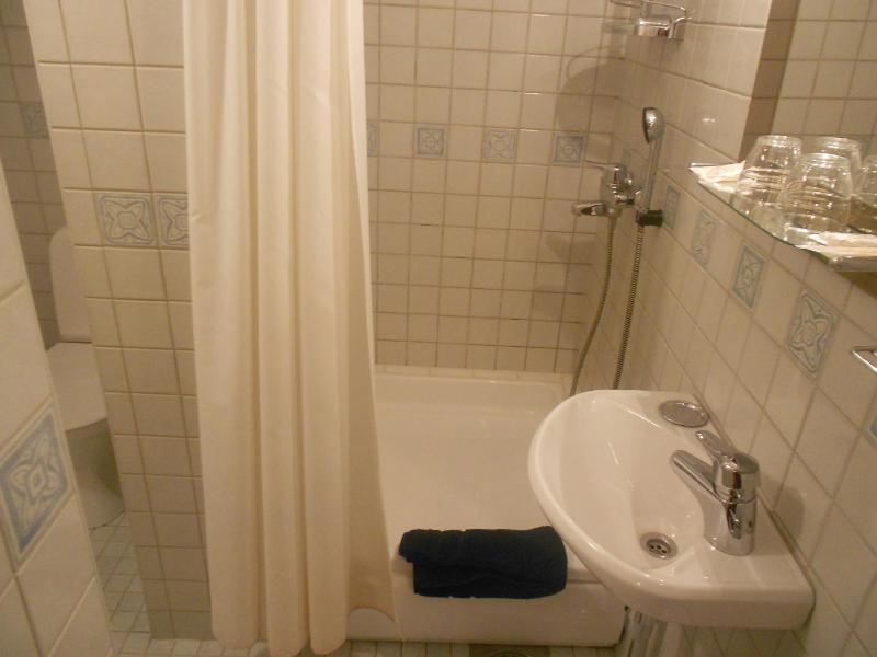Double Room image 3