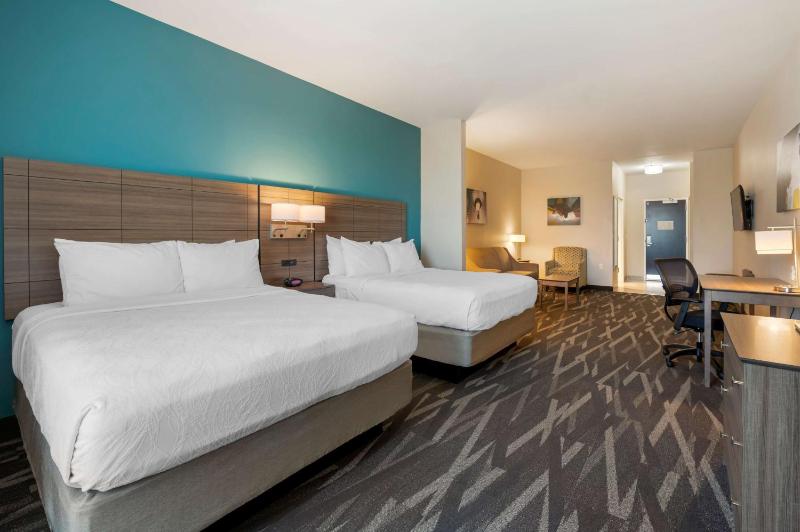 Queen Suite with Two Queen Beds - Disability Access image 4