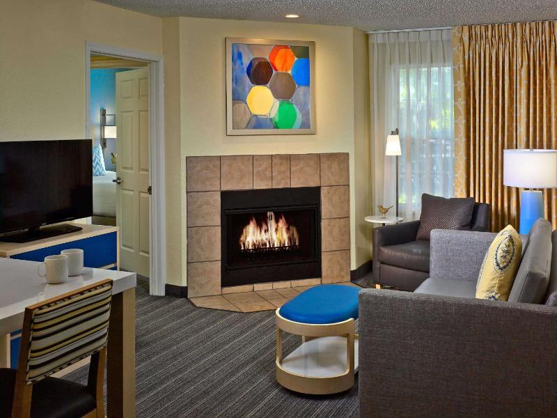 One-Bedroom King Suite with Fireplace image 3
