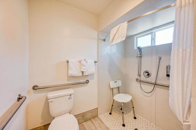 Queen Room with Two Queen Beds - Disability Access image 3