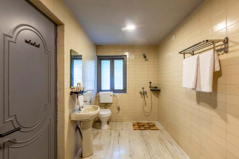StayVista's Grey Mosaics - Vasai - 5BHK Villa with Pool Table & Private Pool - image 2