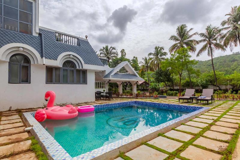 StayVista's Grey Mosaics - Vasai - 5BHK Villa with Pool Table & Private Pool - image 1