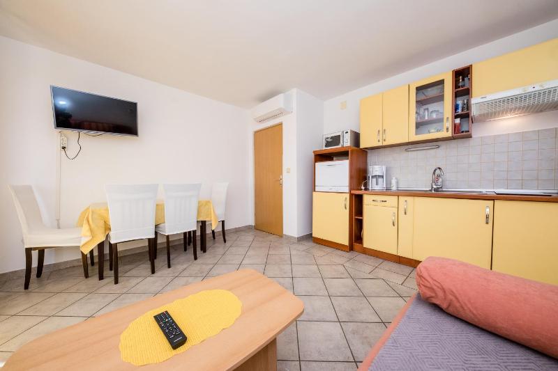 One-Bedroom Apartment with Balcony and Sea View image 1
