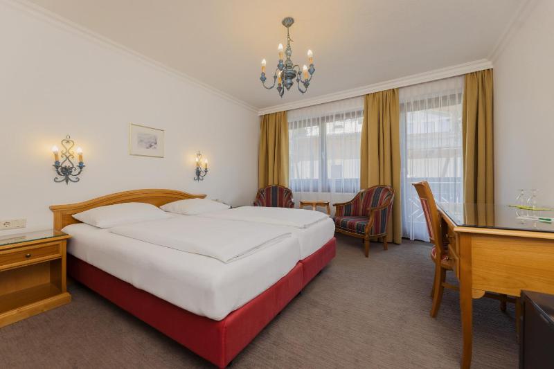 Deluxe Double or Twin Room image 4