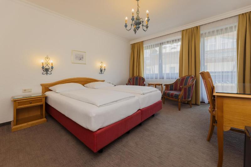 Deluxe Double or Twin Room image 3
