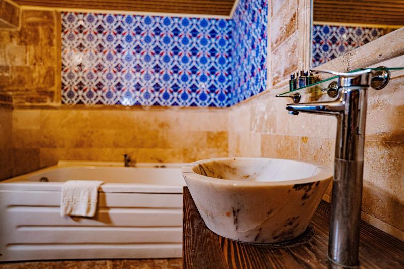 Deluxe Double Room with Bath image 3