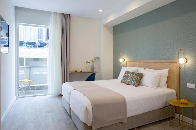 Deluxe Room with Balcony image 4