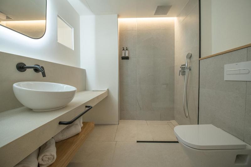 Twin Room with City View image 1
