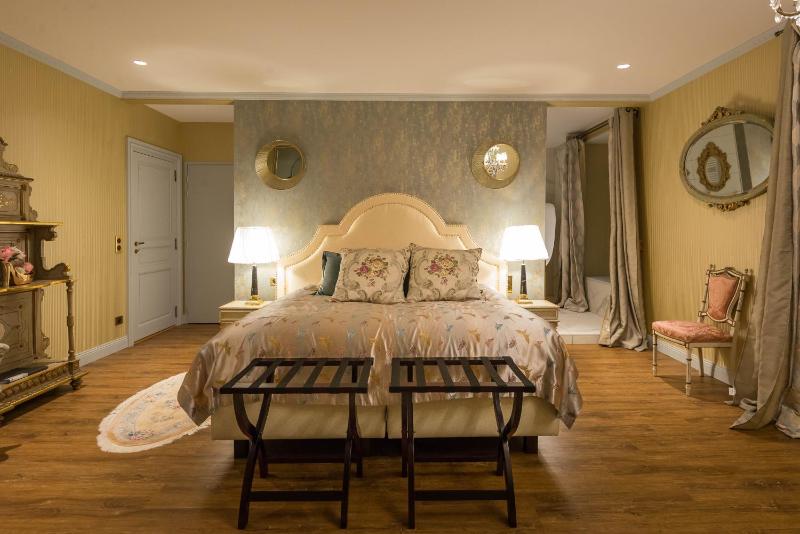 Superior King Room image 4