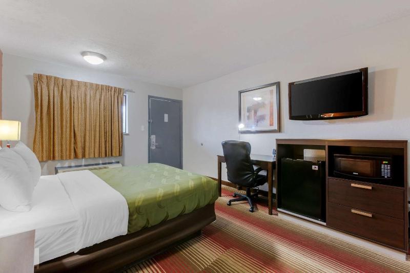 Queen Room - Non-Smoking image 3