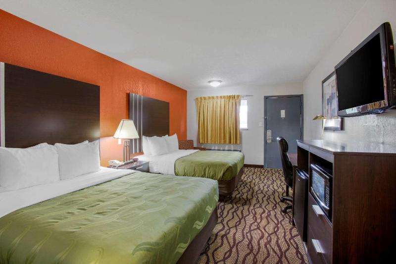 Queen Room with Two Queen Beds - Non-Smoking image 4