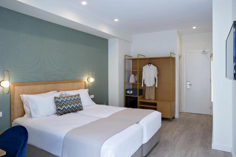 Deluxe Room with Balcony image 1