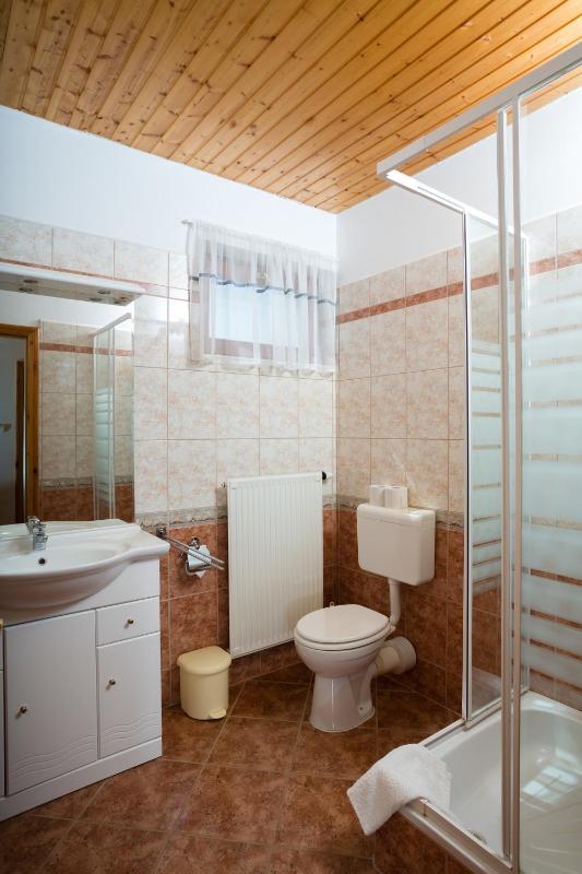 Twin Room image 4