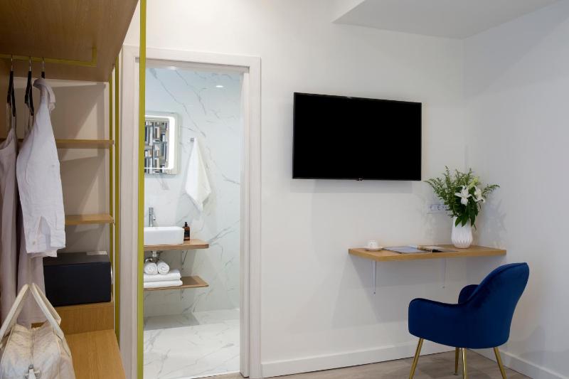 Family Room image 4