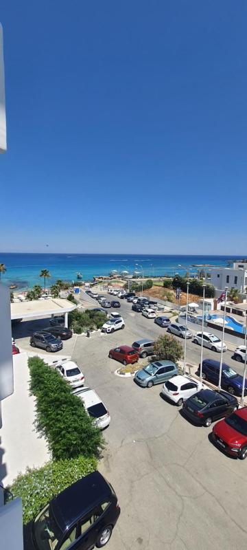 Standard Double or Twin Room with Side Sea View image 4