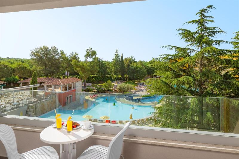 Superior Family room with Balcony - Poolside image 3