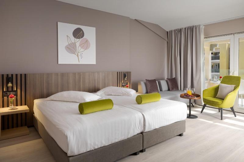 Premium Room with Balcony - Poolside image 4