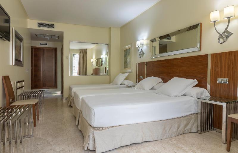 Twin Room with Extra Bed image 3