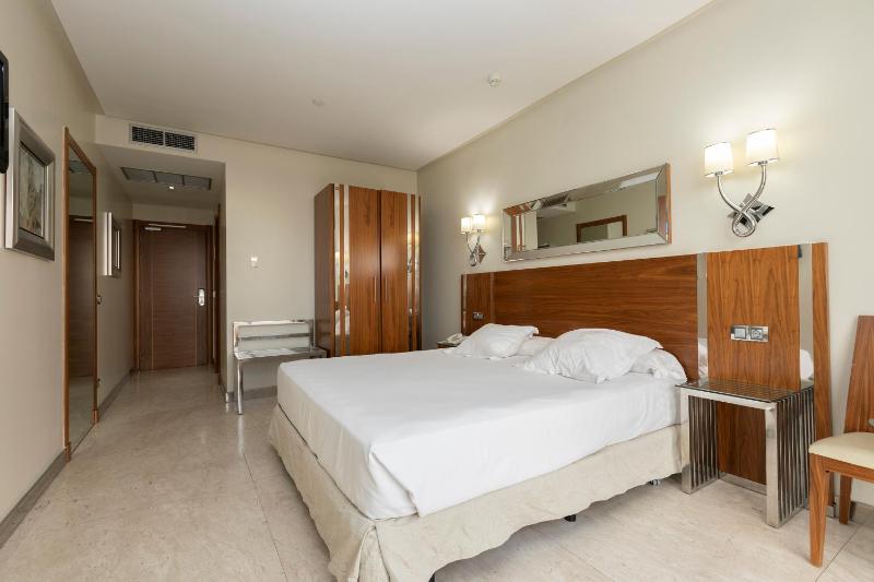 Double Room image 3