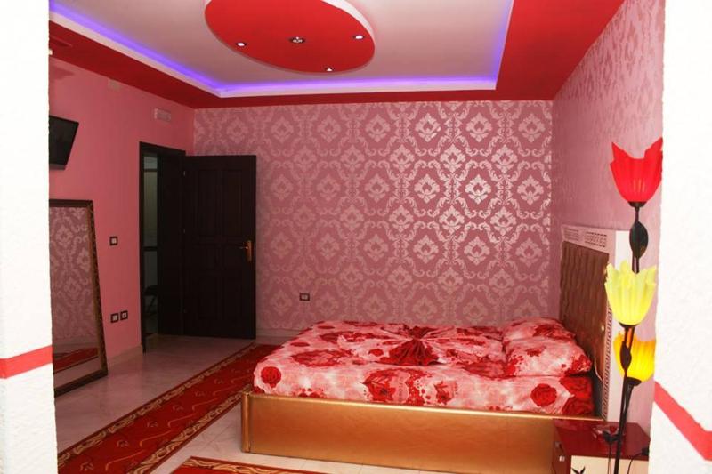 Family Room image 3