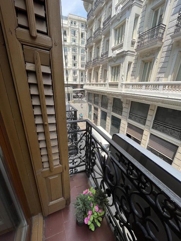 Double Room with Balcony image 4