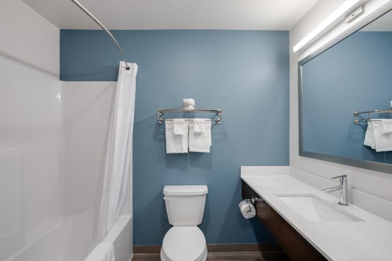 QUEEN SUITE WITH SOFA image 1