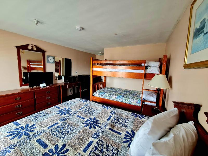 Queen Room with 1 Queen Bed and 1 Bunk Bed image 1