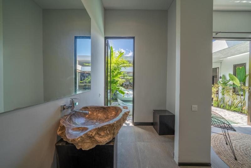 Villa Wiraja 1 - Modern 4 bdr villa in Berawa - image 9