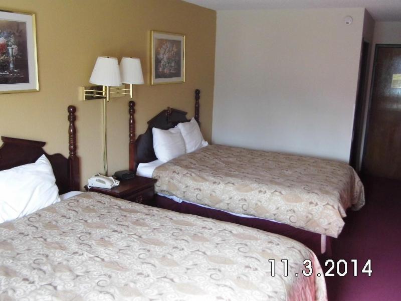 Queen Room with Two Queen Beds - Non-Smoking image 4