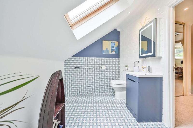 Lisburne Place - Luxury Three Bedroom Town House - image 7