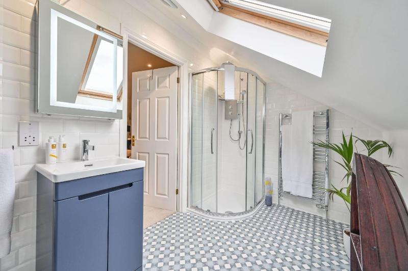 Lisburne Place - Luxury Three Bedroom Town House - image 4