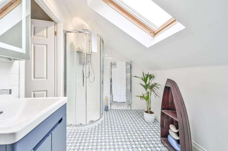 Lisburne Place - Luxury Three Bedroom Town House - image 36