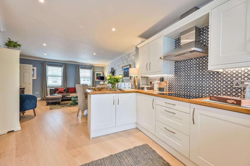 Lisburne Place - Luxury Three Bedroom Town House - image 42
