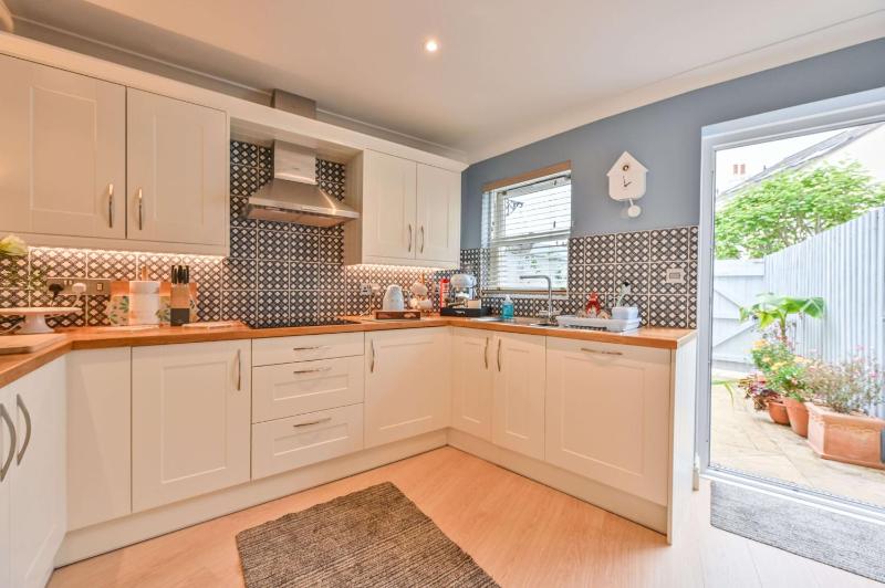 Lisburne Place - Luxury Three Bedroom Town House - image 41