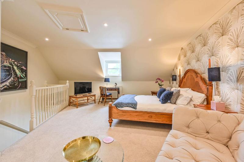 Lisburne Place - Luxury Three Bedroom Town House - image 39