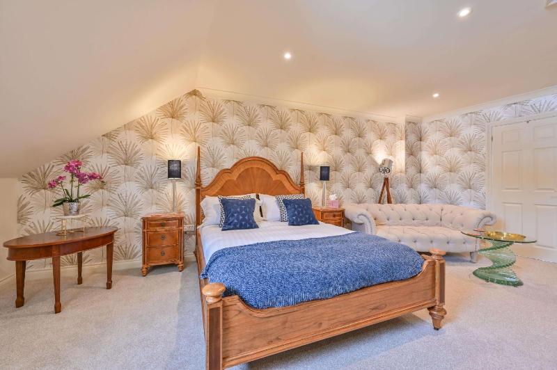 Lisburne Place - Luxury Three Bedroom Town House - image 30