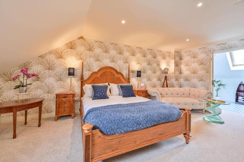 Lisburne Place - Luxury Three Bedroom Town House - image 1