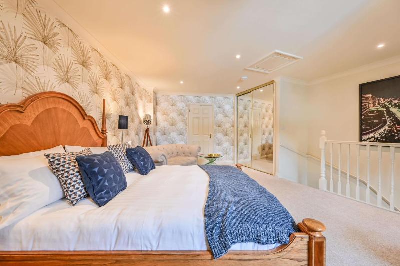 Lisburne Place - Luxury Three Bedroom Town House - image 48