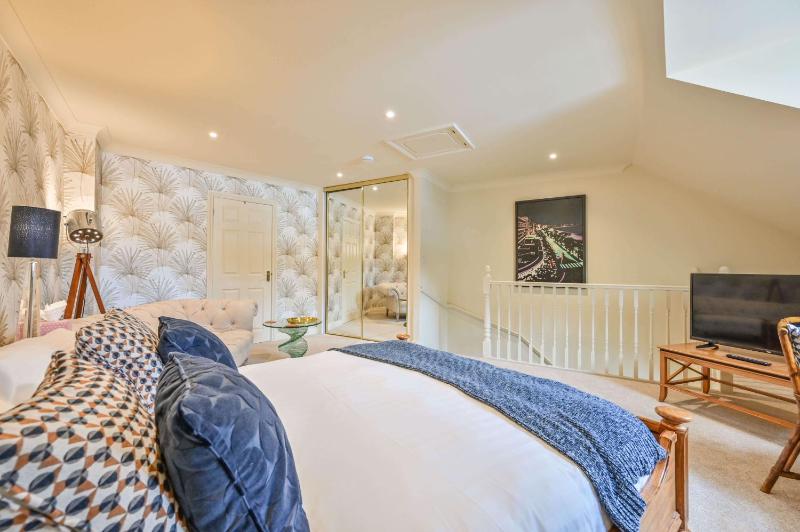 Lisburne Place - Luxury Three Bedroom Town House - image 19