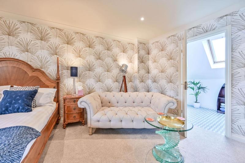 Lisburne Place - Luxury Three Bedroom Town House - image 9