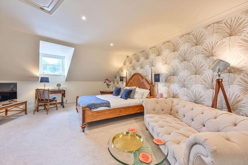 Lisburne Place - Luxury Three Bedroom Town House - image 18