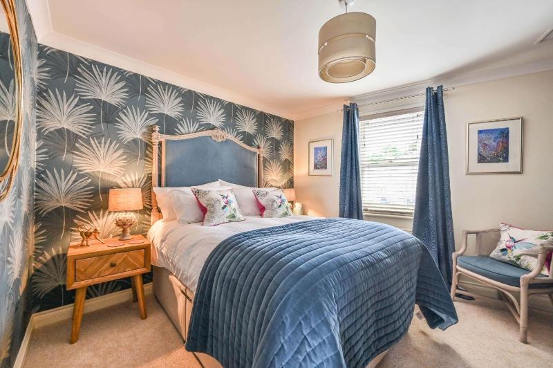 Lisburne Place - Luxury Three Bedroom Town House - image 14