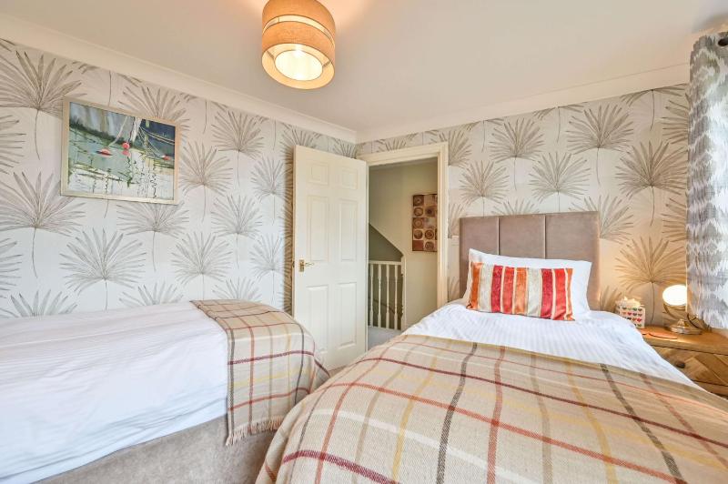 Lisburne Place - Luxury Three Bedroom Town House - image 20