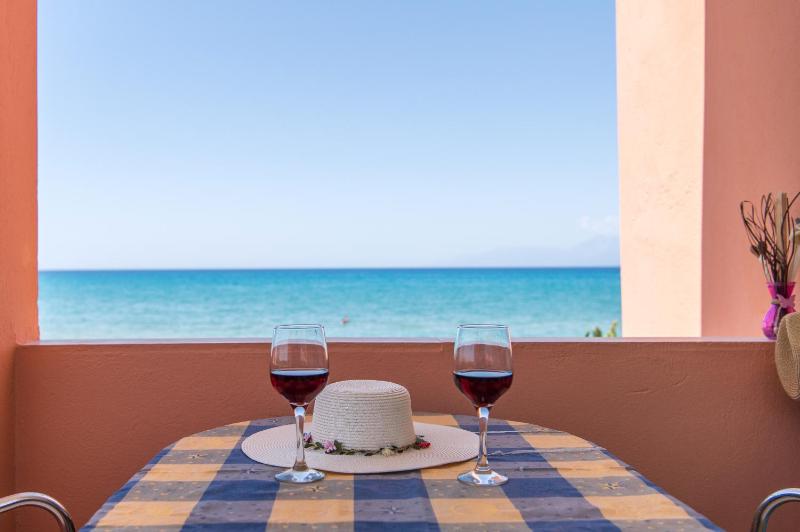 One-Bedroom Apartment with Sea View image 4
