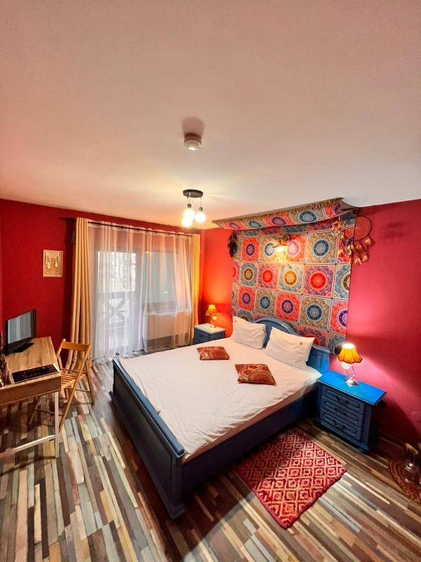 Double Room with Balcony image 3
