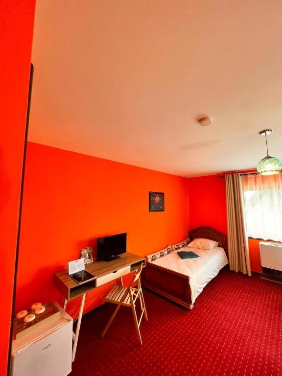 Family Room image 2