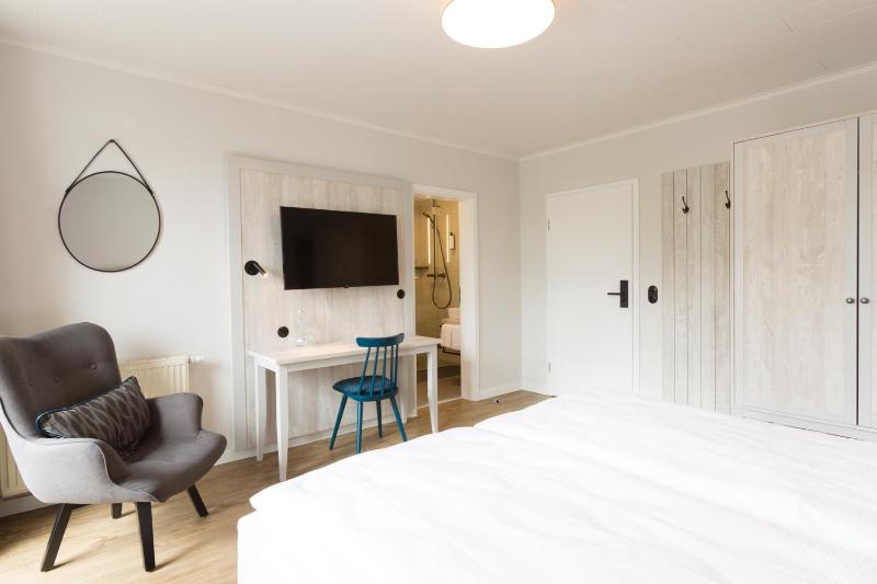 Double Room with Balcony image 3