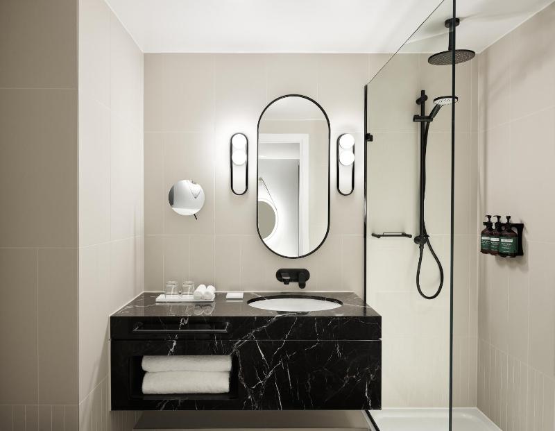 Twin Room with Cherry Park View image 1