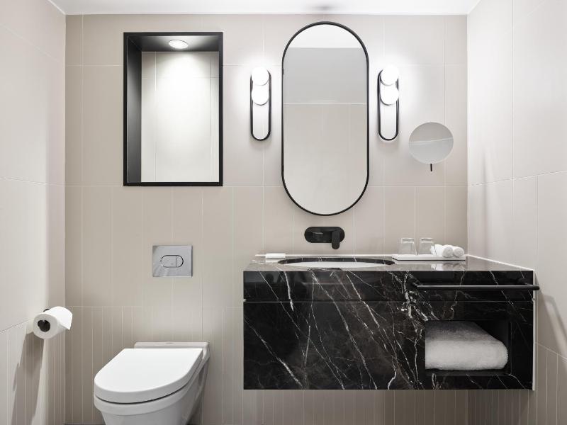 Twin Room with Cherry Park View image 3